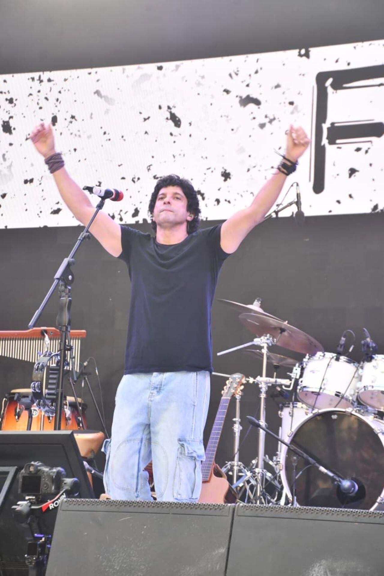 <p>Farhan Akhtar was seen performing at the Kala Ghoda Arts Festival on Sunday afternoon.</p>